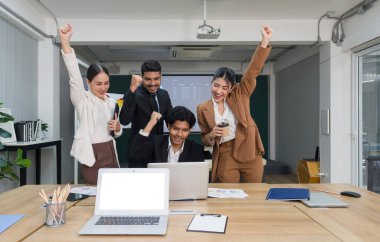 Bir grup hırslı iş adamının, her birinin anlatacak kendine has bir hikayesi olan, bir masanın etrafında toplandığı, yumrukların dayanışma ve zaferle yükseldiği çok önemli bir an..