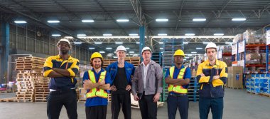 Fabrika işçileri, sanayi fabrikasında kesişen silahlarla bir arada duruyorlar. Herkes güvenlik üniforması ve kask takıyor. Atık sistemi ve depolama tesisi olan genel bir depoda atmosfer çalışması.