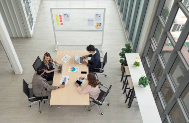 Çok güçlü bir iş adamı stratejik planı tartışıyor ve profesyonel bir ofis ortamında konferans masasında karar veriyor..