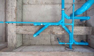 Su boruları ve atık su boruları tavanın altına yerleştirilmiş..