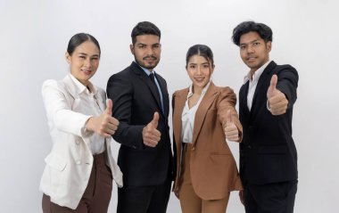 Takım elbiseli başarılı iş adamları bir arada. Herkes gülümseyerek parmağını kaldırsın. Beyaz arkaplanda stüdyo ışığı olan bir portre.