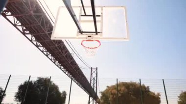 Güneşli bir günde muhteşem manzaralı bir sahada basket potasında gol. Yüksek kaliteli FullHD görüntüler