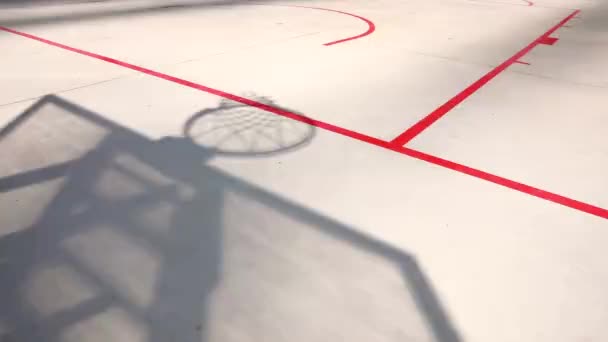 ボールが飛ぶネットでバスケットボールフープの影 — ストック動画