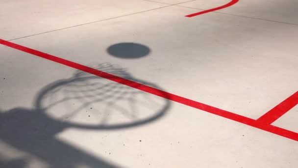 Der Schatten Eines Basketballkorbs Mit Einem Netz Das Der Ball — Stockvideo