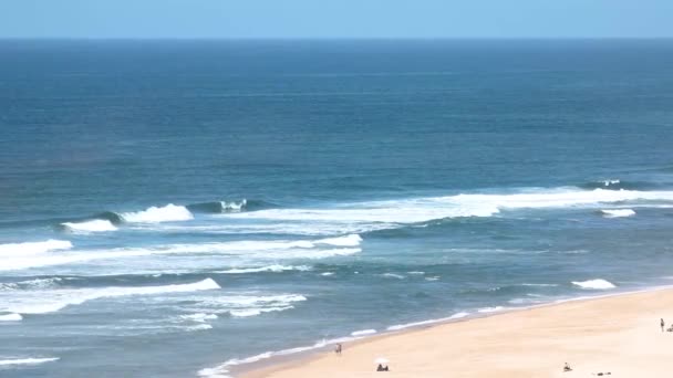 Ondas Oceânicas Colidem Com Uma Praia Paradisíaca Dia Ensolarado — Vídeo de Stock