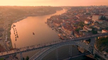 Gün batımında I. Luis Köprüsü ve Douro Nehri ile Porto 'nun hava manzarası. Yüksek kalite 4k görüntü