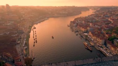 Gün batımında I. Luis Köprüsü ve Douro Nehri ile Porto 'nun hava manzarası. Yüksek kalite 4k görüntü