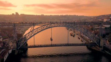 Gün batımında I. Luis Köprüsü ve Douro Nehri ile Porto 'nun hava manzarası. Yüksek kalite 4k görüntü