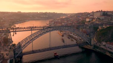 Gün batımında I. Luis Köprüsü ve Douro Nehri ile Porto 'nun hava manzarası. Yüksek kalite 4k görüntü
