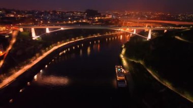 Gece Luis Köprüsü ve Douro Nehri ile Porto 'nun hava görüntüsü. Yüksek kalite 4k görüntü