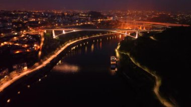 Gece Luis Köprüsü ve Douro Nehri ile Porto 'nun hava görüntüsü. Yüksek kalite 4k görüntü