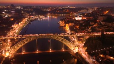 Gece Luis Köprüsü ve Douro Nehri ile Porto 'nun hava görüntüsü. Yüksek kalite 4k görüntü