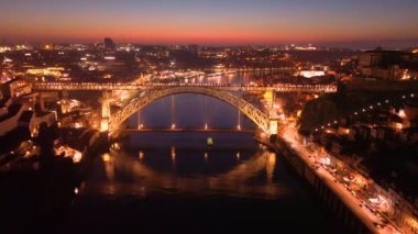 Gece Luis Köprüsü ve Douro Nehri ile Porto 'nun hava görüntüsü. Yüksek kalite 4k görüntü
