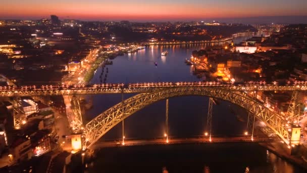 Luchtfoto Van Porto Met Luis Bridge Douro River Nachts Hoge — Stockvideo