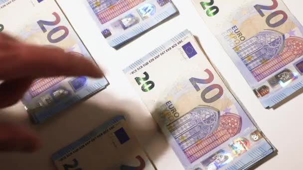 数着白桌子上堆积如山的钱20张欧元钞票 特写库存录像 — 图库视频影像