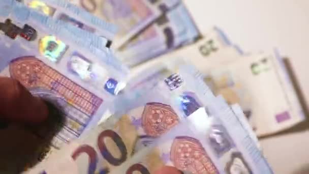 数着手里的钱 20张欧元钞票 桌上堆满了钞票 特写库存录像 — 图库视频影像