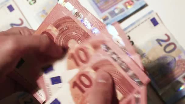 数着手里的钱 20欧元和10欧元 桌上堆满了钞票 近距离股票慢动作视频 — 图库视频影像