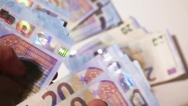 数着手里的钱 20张欧元钞票 桌上堆满了钞票 近距离股票慢动作视频 — 图库视频影像