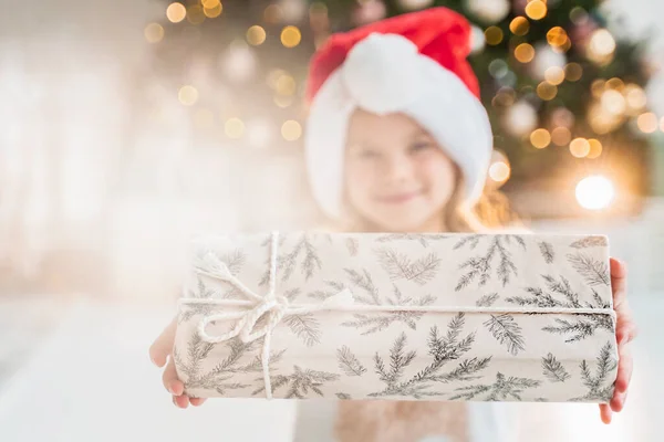 Egy Lány Kezében Egy Ajándékdobozt Tart Egy Karácsony Este Egy — Stock Fotó