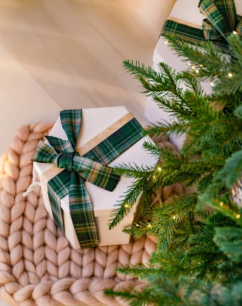 Atmosfera Natal Casa Caixa Presente Fica Lado Árvore Natal Tapete — Fotografia de Stock