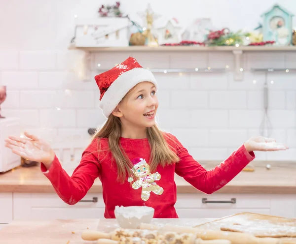 부엌에서 행복하게 밀가루로 크리스마스 쿠키를 준비하고는 멀찌감치 바라보고 있습니다 — 스톡 사진