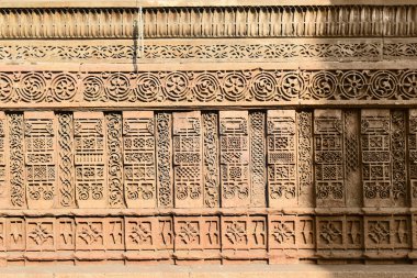 Rani Sipri 'nin Mescidi-e-nagina' daki mezarı, dış duvar taşı oyma ayrıntıları, İslami mimari, A.H. 920 'de Rani Sabrai tarafından 2. Muzaffar, Ahmedabad, Gujrat, Hindistan' da inşa edilmiş.