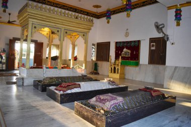 Hazrat Pir Samsuddin 'deki iç mezar Bawa Dargah, Hari Om Nagar, Dholka, Gujarat, Hindistan