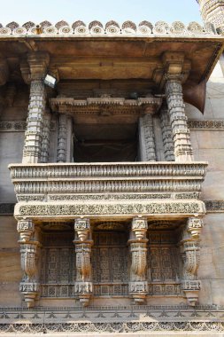 Rani Sipri Camii, Rani Sipri ni Mescidi veya Mescidi-nagina olarak da bilinir, güzel taş oyulmuş dış pencere, İslami mimari, Rani Sabrai tarafından Rani Sabrai tarafından 2. Muzaffar, Ahmedabad, Gujrat, Hindistan saltanatı sırasında inşa edilmiştir.