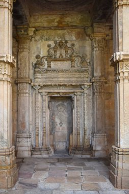 Kevda Mescidi, İmam 'ın Yeri, taş ve mimari detaylarıyla inşa edilmiş, Sultan Mahmud Begada tarafından 15. ve 16. yüzyıllar arasında inşa edilmiş bir İslam anıtı. UNESCO Dünya Mirası Alanı, Gujarat, Champaner, Indi