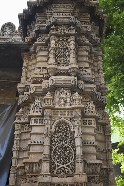 シプリのモスク Rani Sipri MasjidまたはMasjid Naginaとしても知られる 外部のミナレットの石造彫刻の詳細 イスラム建築 サブライがスルタン ムザファール2世の治世中に建設したもの — ストック写真
