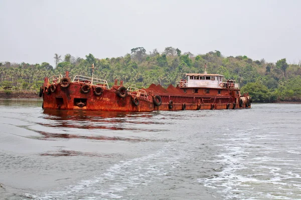 Barcaza Que Lleva Mineral Hierro Río Mandovi Goa — Foto de Stock