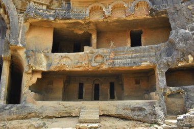 Bir mağara 12 Vihara 'nın ön cephesinde, Budizm, Lonavala, Maharashtra, Hindistan' ın Hindistanda ikinci yüzyılda inşa edilen kaya kesimli, Bhaja Mağaraları ve Antik Budistler ile Çift Katlı Merdiven ve Hücre Kapıları gösteriliyor..