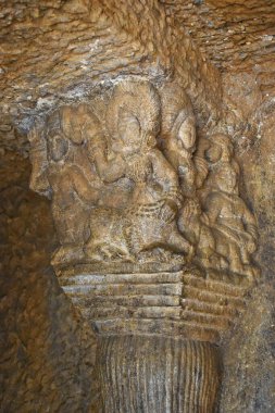Vihara Mağarası 'nın sol üst sütunundaki heykeller. Budizm 'in Hinayana, Lonavala, Maharashtra, Hindistan' da MÖ 2. yüzyılda inşa edilen Antik Budist Bhaja Mağaraları 'nda kaya kesimi ile 20..