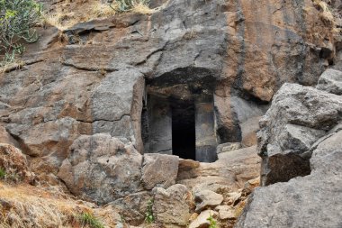 Tamamlanmamış Vihara Hücre kapısını gösteriyor, Mağara Merdivenleri No. Budizm 'in Hinayana, Lonavala, Maharashtra, Hindistan' da MÖ 2. yüzyılda inşa edilen Antik Budist Bhaja Mağaraları 'nda kaya kesimi ile 20..