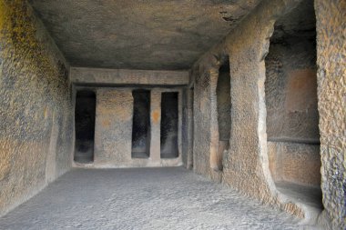 Mağara 12 Vihara Salonu İçişleri ve Hücre Kapıları 'ndan biri kaya kesimli, Bhaja Mağaraları, MÖ 2. yüzyılda inşa edilen antik Budist, Budizm' in Hinayana evresi sırasında, Lonavala, Maharashtra, Hindistan.