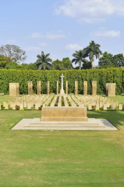 Kirkee Savaş Mezarlığı 'nın dikey görüntüsü, KIRKEE MEMORIAL mezarlık içinde duruyor ve 1. Dünya Savaşı sırasında Hindistan' da ölen 1800 'den fazla askerin anısına anılıyor..