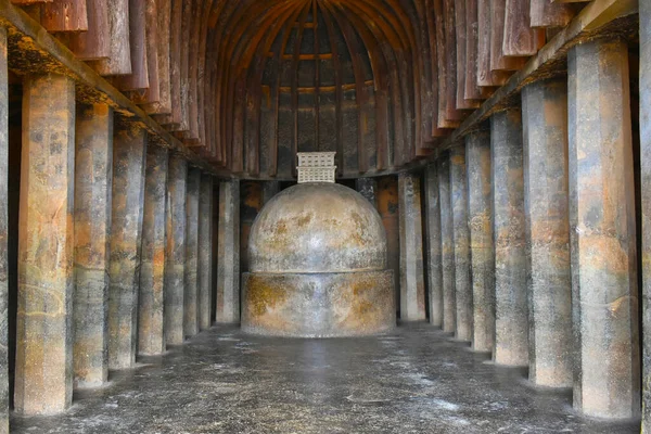 インド ルナバラ マハラシュトラ 仏教のヒナナヤフェーズ中に紀元前2世紀に建てられた古代仏教ストゥパ ブジャ洞窟 洞窟12のインテリア横のビュー — ストック写真