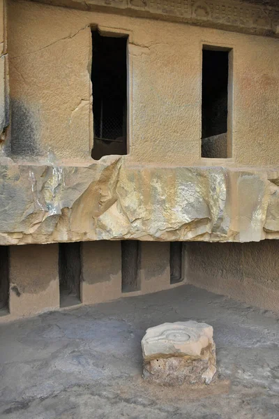 Fassade Einer Höhle Vihara Mit Doppelstock Und Shiva Linga Unten — Stockfoto