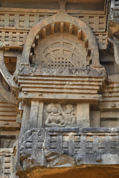在印度马哈拉施特拉邦Lonavala的佛教印度阶段 公元前2世纪建造的佛教古寺 主要的Chaityagriha入口12洞 Bhaja洞顶部的右面板上 展示一对夫妇和拱门的雕塑雕刻 — 图库照片