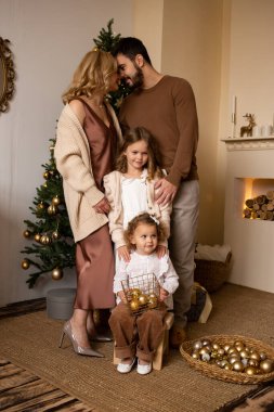 Mutlu aile Noel 'de evde kucaklaşır.