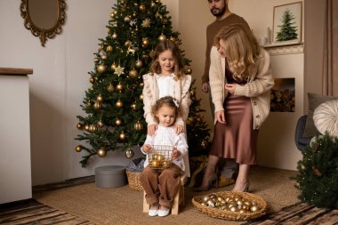 Mutlu aile gülüyor ve Noel 'i kutluyor