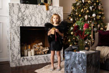 Elinde Noel hediyesi olan bir kız. Noel, yeni yıl, kış ve tatil mevsimleri konsepti. Aile.