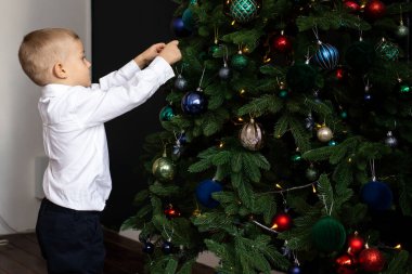 sevimli küçük çocuk Noel ağacı süsleme