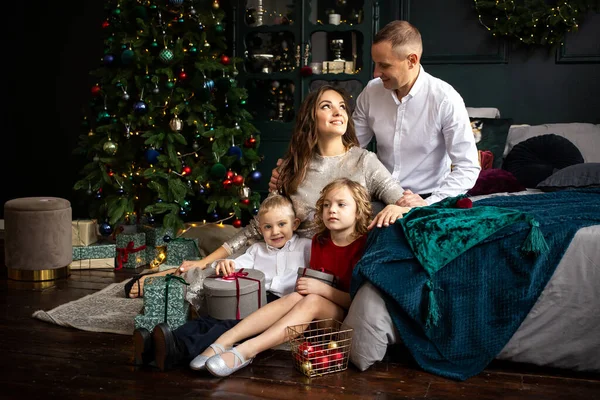Mutlu Genç Anne Baba Çocuklar Noel Tatillerinde Evde Oynuyorlar Stok Resim
