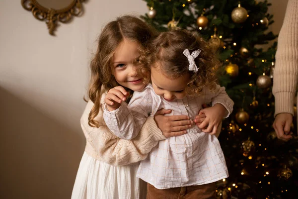 Twee Zussen Spelen Buurt Van Kerstboom Binnen Plezier Hebben Samen Stockfoto