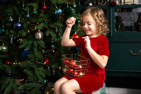 クリスマスツリー近くの自宅の小さな女の子 ロイヤリティフリーのストック画像