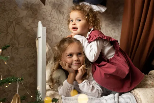 Duas Irmãs Brincando Sentadas Quarto Das Crianças Cama Casa Com Imagens Royalty-Free