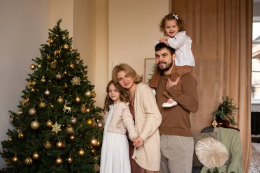 Mutlu aile kucaklaşmaları ve Noel kutlamaları