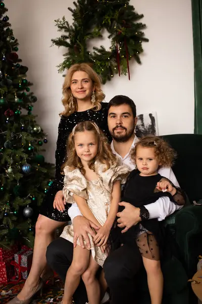 Feliz Joven Madre Padre Niñas Jugando Casa Las Vacaciones Navidad Imagen De Stock