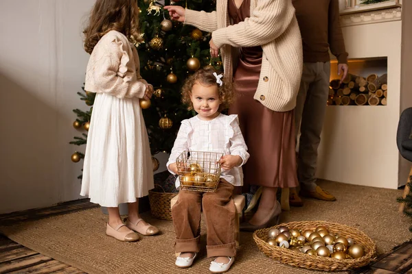 Criança Feliz Segurando Decorações Natal Menina Feliz Jogando Perto Árvore Fotografia De Stock